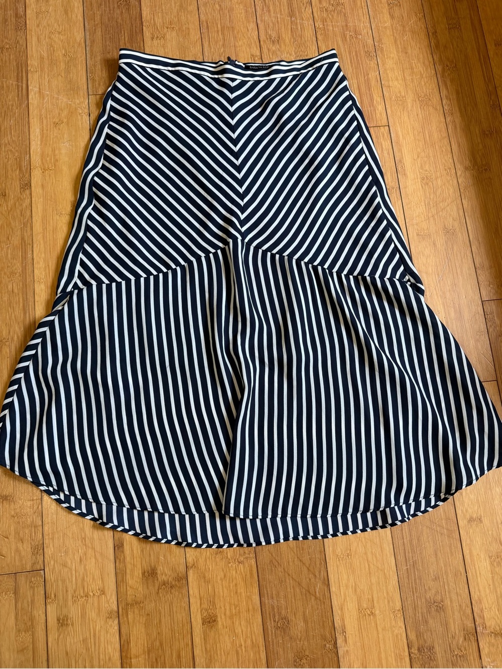 Banana Republic Navy & White Diagonal Striped Zip Skirt - Size 4
